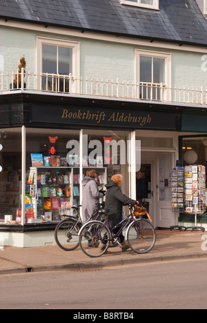 Das Bookthrift Buch shop, Verkauf von Büchern und Postkarten in Aldeburgh, Suffolk, Uk Stockfoto