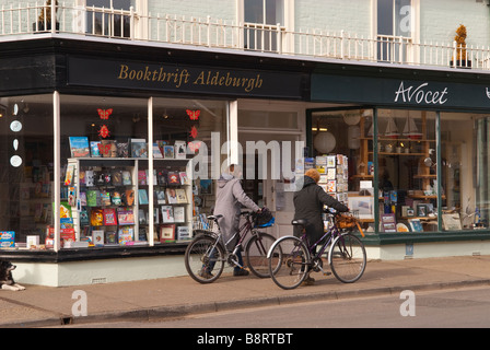 Das Bookthrift Buch shop verkaufen Bücher und Postkarten und Säbelschnäbler Kunst shop Verkauf Keramik etc. in Aldeburgh, Suffolk, Uk Stockfoto