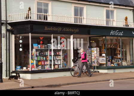 Das Bookthrift Buch shop verkaufen Bücher und Postkarten und Säbelschnäbler Kunst shop Verkauf Keramik etc. in Aldeburgh, Suffolk, Uk Stockfoto