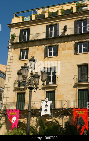 Spanischen traditionellen Gebäude In der Plaza Del Ayuntamiento dekoriert für Karneval Alicante-Spanien Stockfoto