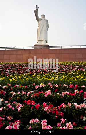 Blumen zu Ehren Chairman Mao Statue in Chengdu, Provinz Sichuan, China. Stockfoto