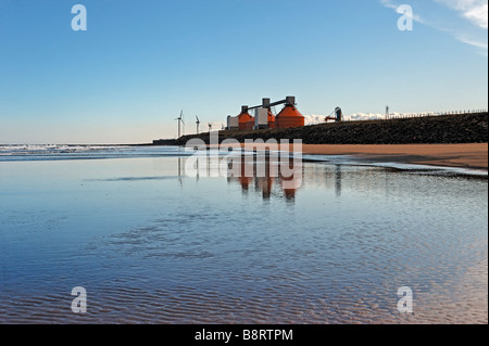 Blyth Harbour angesehen vom Cambois Strand Stockfoto