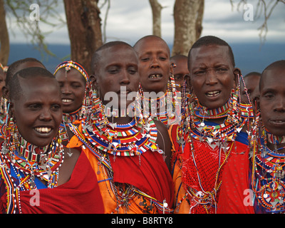 Eine Gruppe von Massai Frauen gekleidet in traditioneller Kleidung und Schmuck Stockfoto