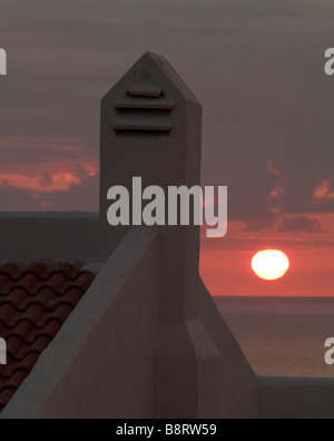 Sonnenuntergang über dem Meer Los Cristanos, Teneriffa. Blick auf La Gomera. Stockfoto