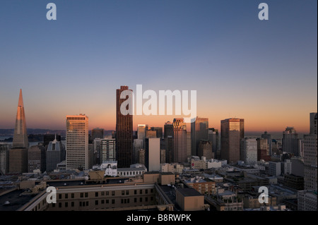 Die Innenstadt Bankenviertel bei Sonnenuntergang vom Interncontinental Mark Hopkins Hotel, Nob Hill, San Francisco, Kalifornien Stockfoto