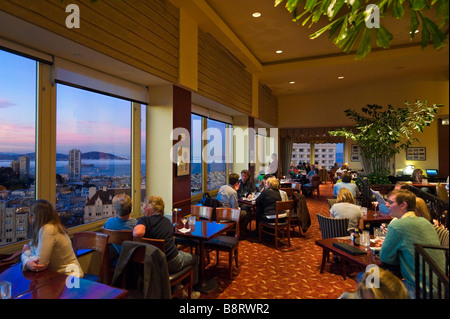 San Francisco, Kalifornien, USA. Oben auf dem Mark Bar auf der Dachterrasse bei Sonnenuntergang, Intercontinental Mark Hopkins Hotel, Nob Hill. Stockfoto