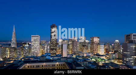 Nachtansicht der Innenstadt Bankenviertel von Interncontinental Mark Hopkins Hotel, Nob Hill, San Francisco, Kalifornien Stockfoto