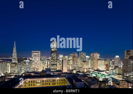 Nachtansicht der Innenstadt Bankenviertel von Interncontinental Mark Hopkins Hotel, Nob Hill, San Francisco, Kalifornien Stockfoto