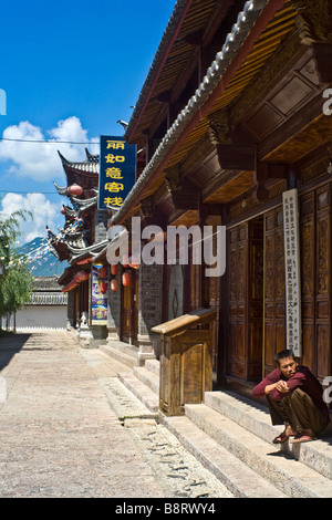 Entspannen in einer ruhigen Straße von Lijiang, Yunnan Province, China. Stockfoto