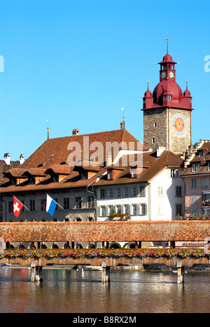 Historische Altstadt und die Kapellbrücke vor dem Hotel Des Uhrturms des Luzerner Rathauses Stockfoto