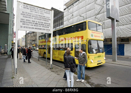 City-Bus geht in der Nähe des Checkpoint Charlie in Berlin. Deutschland. Stockfoto