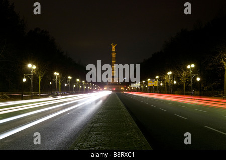 Straße des 17. Juni. Juni (17. Juni Street) und die Siegessäule (Siegessäule), Berlin bei Nacht. Deutschland. Stockfoto