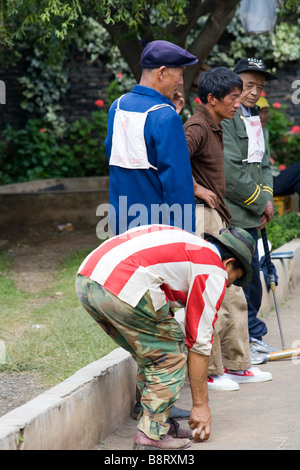 Ein Cricket Tornament im Dorf Baisha, Provinz Yunnan, China. Stockfoto