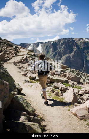 Wanderer unter der Leitung eines felsigen Pfad oberhalb der Baumgrenze im Rocky Mountain National Park in der Nähe von Estes Park in Colorado. Stockfoto