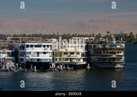 Boot Taders Esna Schleuse Ägypten Stockfoto