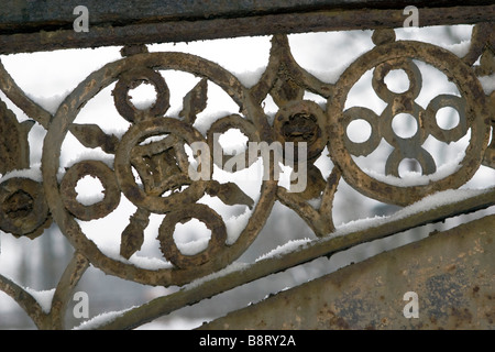 Alte Metall Brücke Zeitspanne geschmiedet asiatische Ornamente Details im Schnee. Stockfoto