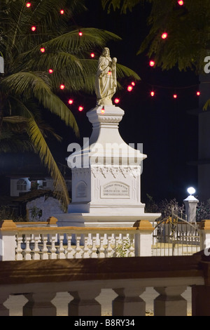 Jesus weißen Steinen Culpture in Christmass Girlanden Dekoration am zentralen Platz von Varca Goa. Stockfoto