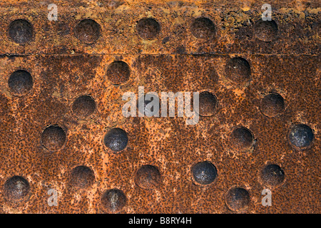 Nahaufnahme der Metallbrücke Blatt mit vielen verrosteten Nieten. Stockfoto