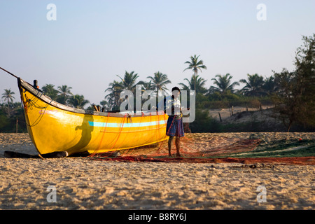 Fischer Flicken Löcher im Netz auf Varca Beach, Goa, Indien. Stockfoto