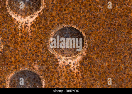 Nahaufnahme der Metallbrücke Blatt mit drei Nieten verrostet. Stockfoto