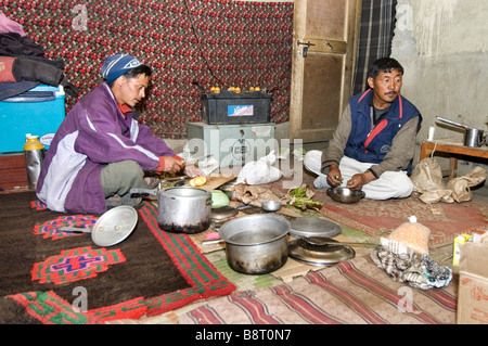 Trekking kochen, Markha Tal, Indien, Jammu Und Kaschmir, Ladakh Stockfoto