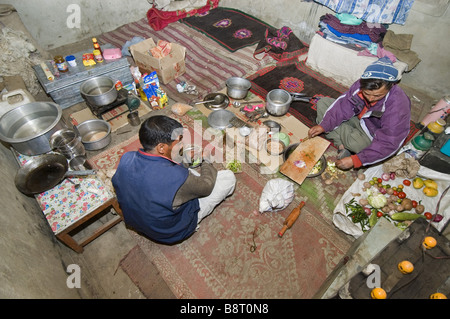 Trekking kochen, Markha Tal, Indien, Jammu Und Kaschmir, Ladakh Stockfoto