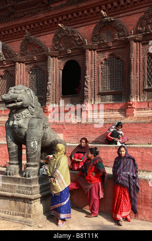 Nepal Kathmandu Durbar Square Shiva Parvati-Tempel-Frauen Stockfoto