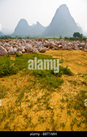 Karstlandschaft am Li-Fluss in Yangshuo, in der Nähe von Guilin, Provinz Guangxi, China. Stockfoto