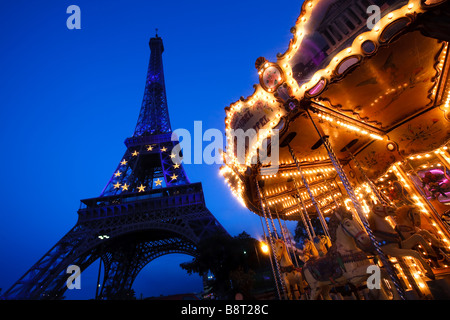 Eiffelturm in der Abenddämmerung aufgenommen. Stockfoto