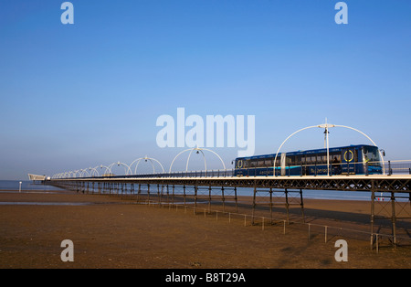 Straßenbahn auf Southport Pier Stockfoto