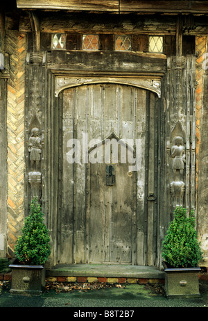 Detail der Haustür, Water Street, Lavenham, geschnitzte Holzfiguren Bildnis De Vere House 15. Jahrhundert mittelalterliche Suffolk England Stockfoto