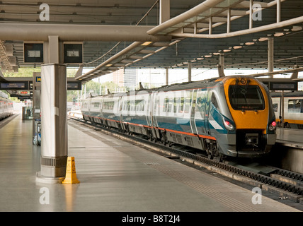 Eine East Midlands Züge Klasse 222 Meridian Diesel Zug am Bahnsteig im Bahnhof St Pancras in London Stockfoto