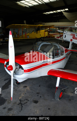 Ein Hangar mit alten Flugzeugen von 40-50: A Jodel D113, eine Tiger Moth und Stampe SV-4 - Frankreich Stockfoto