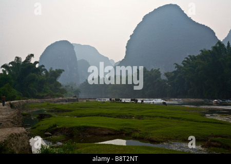 Der Li-Fluss umgeben Karstgebirge Yangshuo in der Nähe von Guilin, Provinz Guangxi, China. Stockfoto