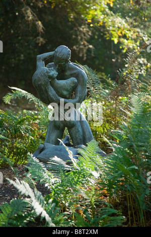Eine Statue von Mann und Frau umarmt im Umlauf Skulptur Garten in Austin Texas Stockfoto