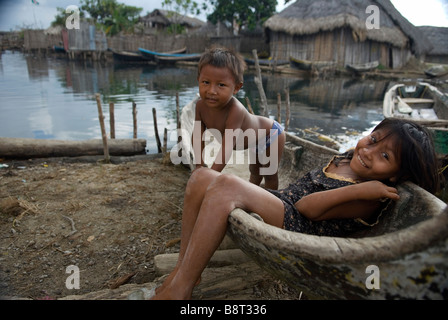 San Blas Kinder verbringen einen Großteil ihrer Kindheit spielen im Wasser Stockfoto