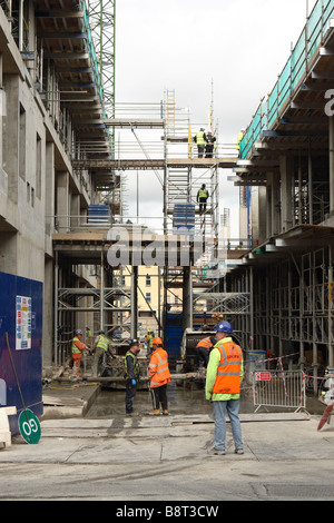 Bauarbeiter auf der Baustelle mit Gerüst Teil der Entwicklung der Southgate-Einkaufszentrum in Bath England Stockfoto