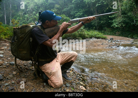 Kuna Schamane Teddy Cooper arbeitet als ein Jäger Guide während einer Expedition in Panamas berüchtigten Darien Region Stockfoto