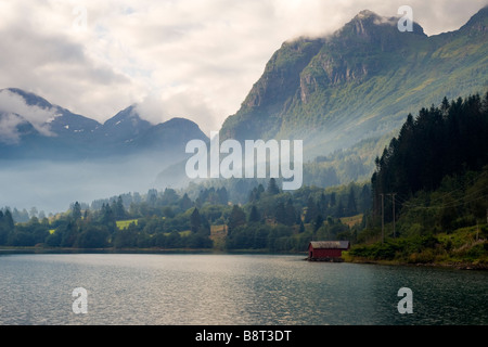 Neblige Sicht auf den See "Floen", einen kurzen Spaziergang vom Olden, Norwegen Stockfoto