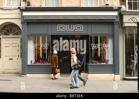 Bath England Shopper auf Milsom Street pass die trendigen Duo Mode Schuh Schuhe Shop Shop Stockfoto