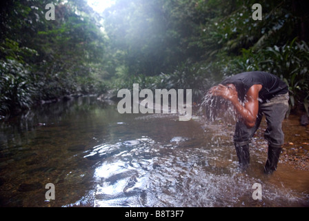 Kuna Jäger Guide während einer Expedition in Panamas berüchtigten Darien region Stockfoto