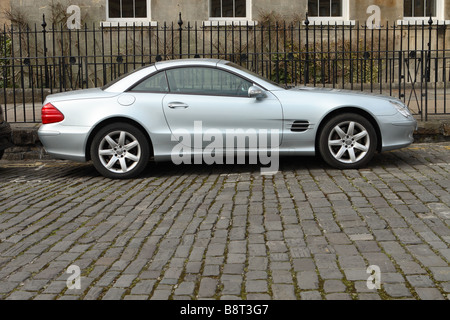 Mercedes SL 500 Coupe Sportwagen geparkt auf dem Kopfsteinpflaster der Royal Crescent in Bath England Stockfoto