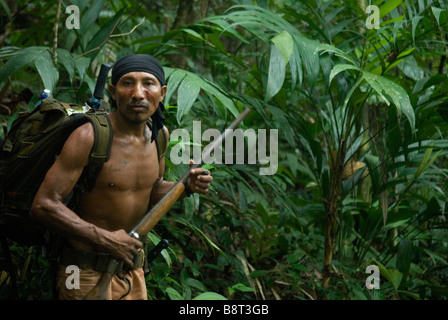 Kuna Schamane Teddy Cooper arbeitet als ein Jäger Guide während einer Expedition in Panamas berüchtigten Darien Region Stockfoto