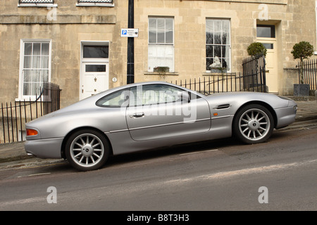 Aston Martin DB7 Coupé Sportwagen auf einer Steigung Steigung in Landsdown Crescent in Bath England geparkt Stockfoto