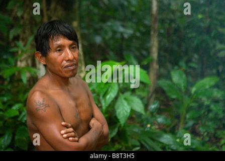 Kuna Jäger Guide während einer Expedition in Panamas berüchtigten Darien region Stockfoto