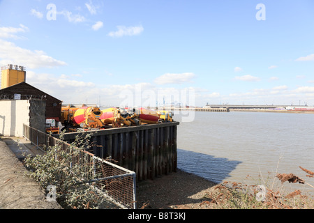 Rote und gelbe Lastwagen in ein fertiges mischen Zement Hof auf der Themse bei Gravesend Stockfoto