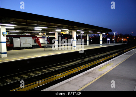 Bahnhof Gatwick Airport Zug-Lokomotive-Dämmerung Stockfoto