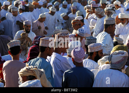 Crowd-Szene auf dem Nizwa Ziege Markt, Nizwa, Sultanat von Oman Stockfoto