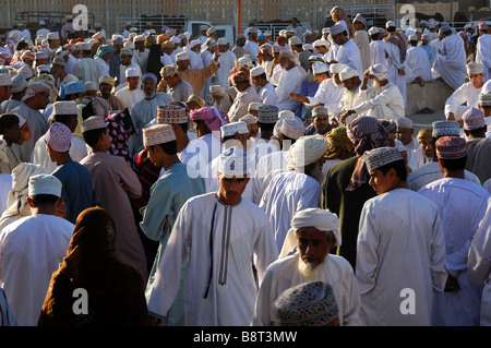 Crowd-Szene auf dem Nizwa Ziege Markt, Nizwa, Sultanat von Oman Stockfoto