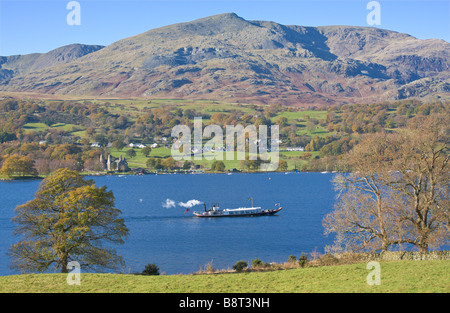 Coniston Water mit Ausflugsschiff Dampfer und Coniston Old Man Mountain Lake District Cumbria England Stockfoto